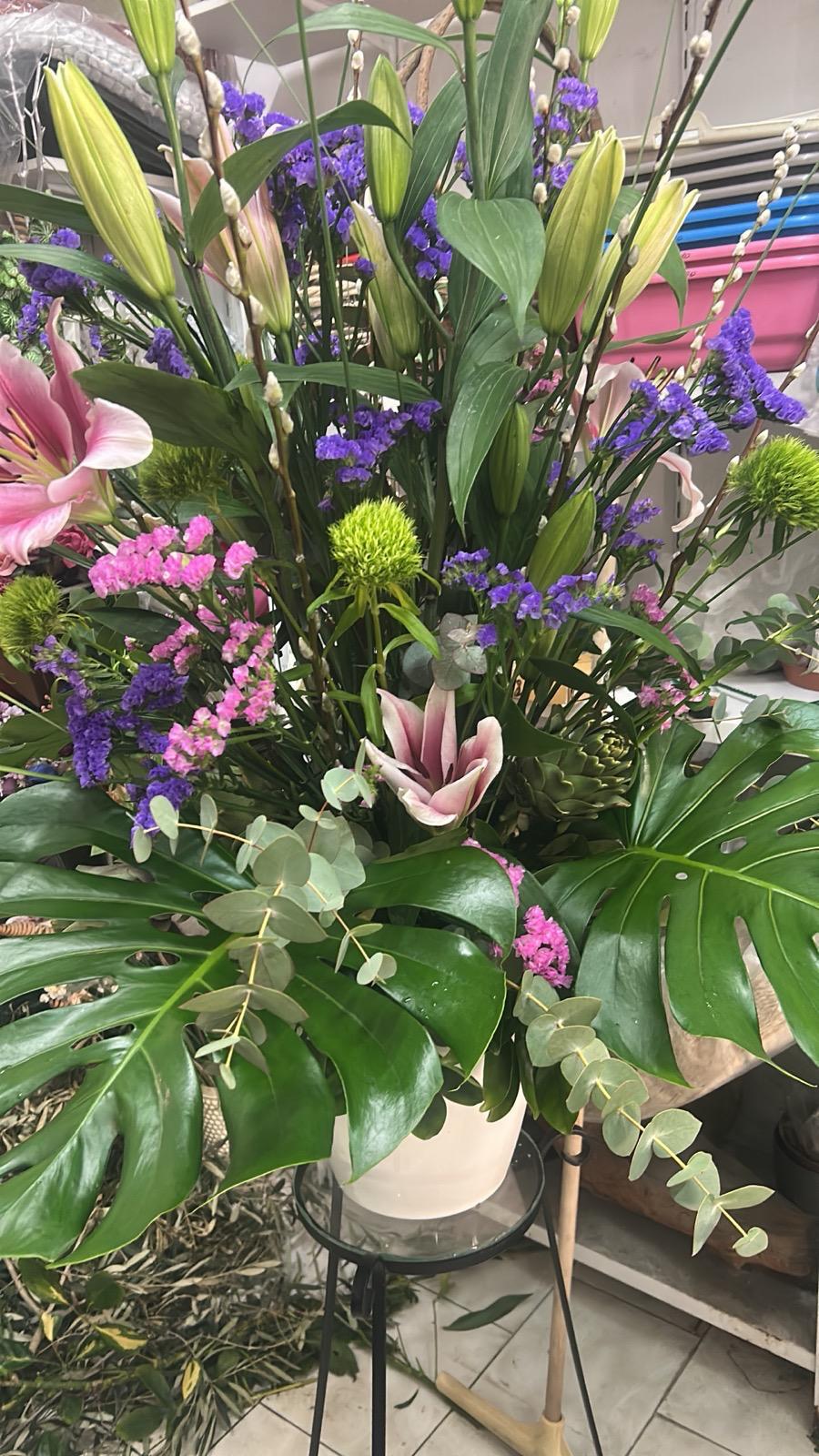 Signature Arrangment - Image 1